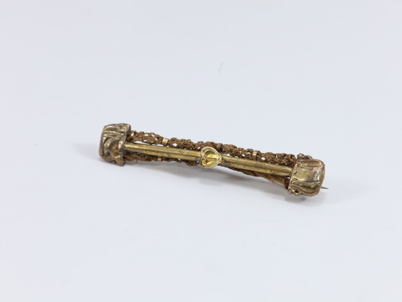 Antikk minnesbrosje i gullforgylt metall med flettet hår og hjerte – 1800-tall
