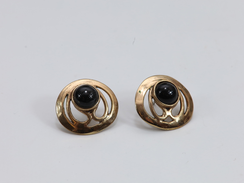 Øredobber i messing med svart stein – signert EH, norsk design ca. 1960–70
