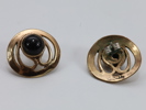 Øredobber i messing med svart stein – signert EH, norsk design ca. 1960–70