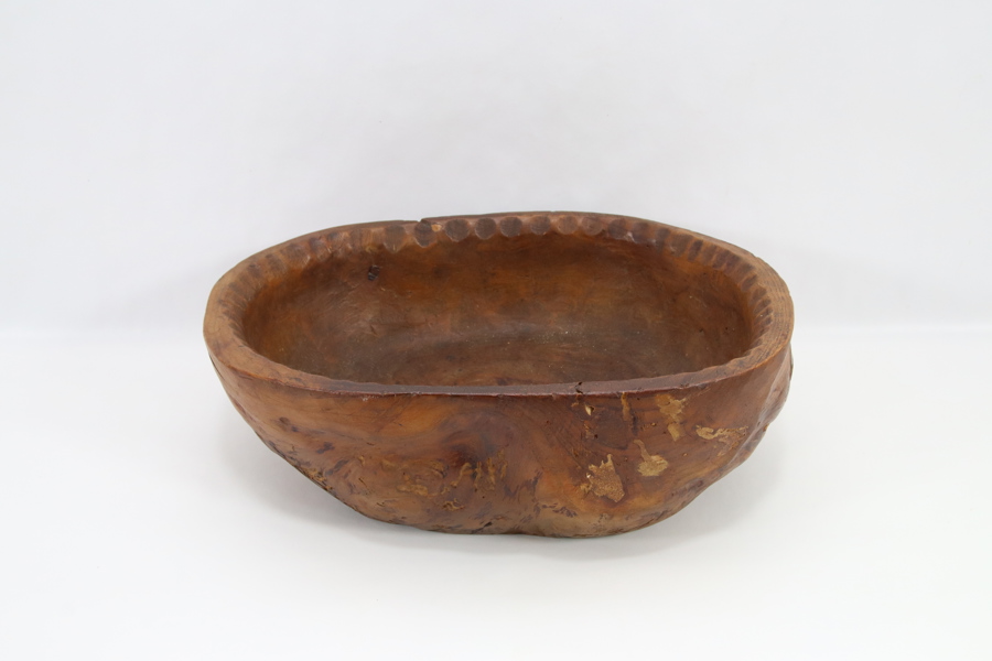 Håndlaget treboll med utskåret kant – eldre norsk arbeid
