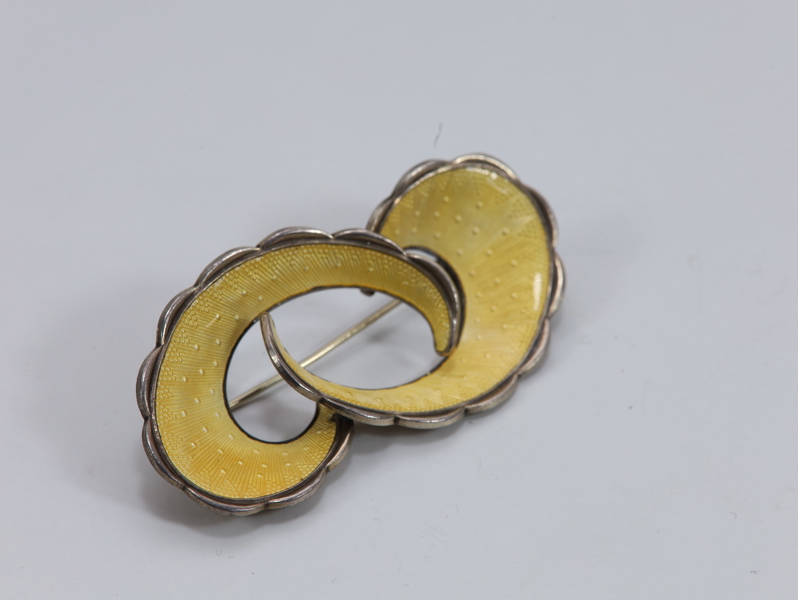 sølvbrosje med gul emalje, stemplet H i sirkel, Norway 925S
