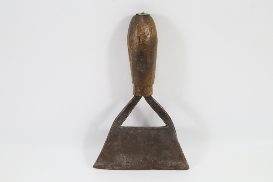 Eldre håndsmidd hakke med treskaft – kjøkkenredskap
