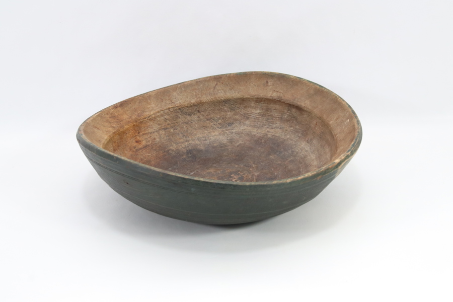 Eldre dreid trebolle med grønn bemaling – 1800-tallet
