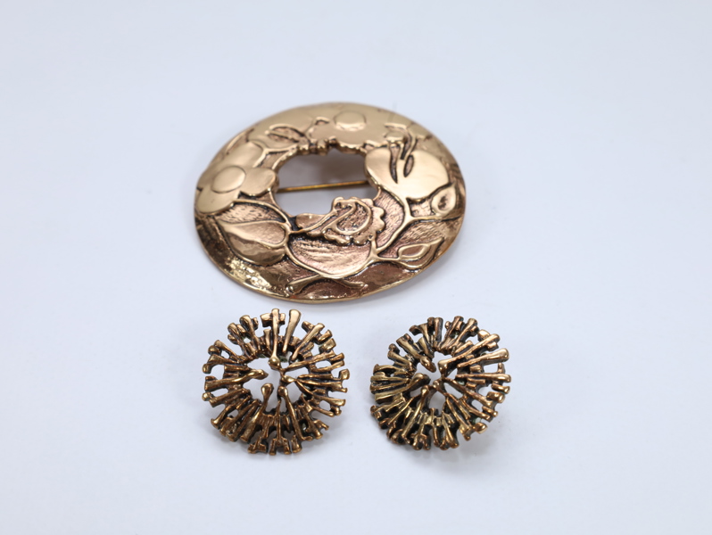 Eivind Hillestad – sett med bronsebrosje og ørepynt, stemplet EH Norway K50
