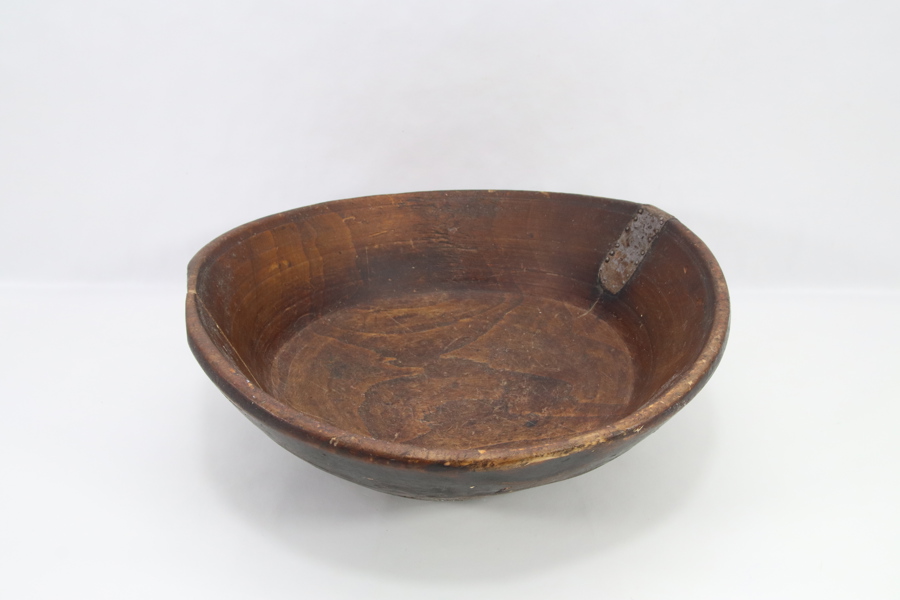 Stor hånddreid trebolle med eldre reparasjoner – 1800-tallet
