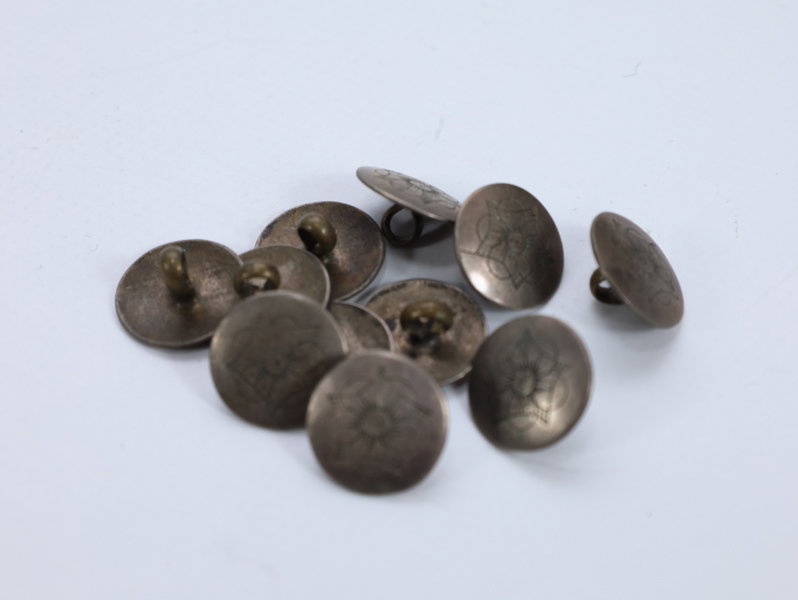 Antikke metallknapper med blomstergravering, sett à 11 stk
