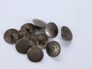Antikke metallknapper med blomstergravering, sett à 11 stk
