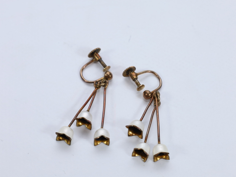 Øredobber i sølv med hvit emalje, stemplet 830S
