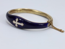 Emaljearmbånd med blå emalje og korsdekor, stempel AP – antatt sølv emaljearbeid
