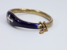 Emaljearmbånd med blå emalje og korsdekor, stempel AP – antatt sølv emaljearbeid
