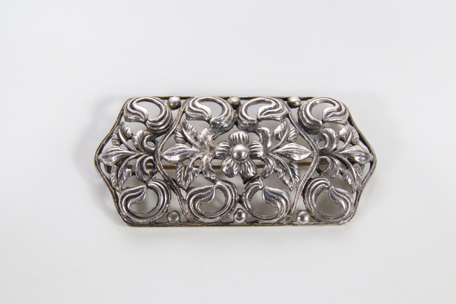 Antikk sølvbrosje med blomsterornament – stemplet 830S
