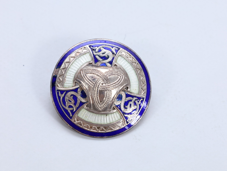 Brosje i sølv 900 med hvit og blå emalje – stemplet 900 S BB (stjerne)
