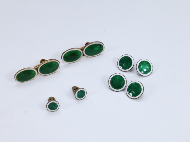 Sett med grønn og hvit guilloché-emalje – mansjettknapper, skjorteknapper og øreklips, 1900-tallet
