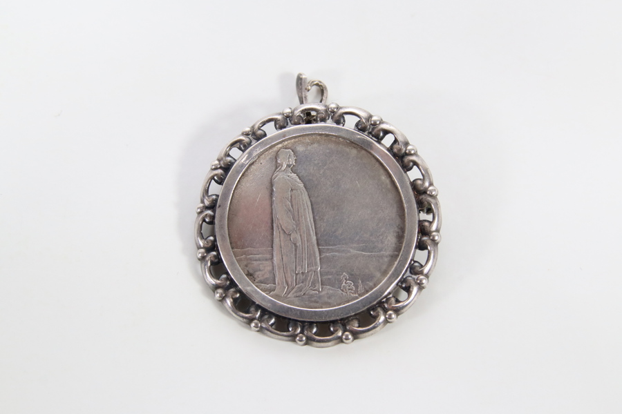 Sølvbrosje laget av 2-kronemynt "Mor Norge" 1814–1914

