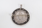 Sølvbrosje laget av 2-kronemynt "Mor Norge" 1814–1914

