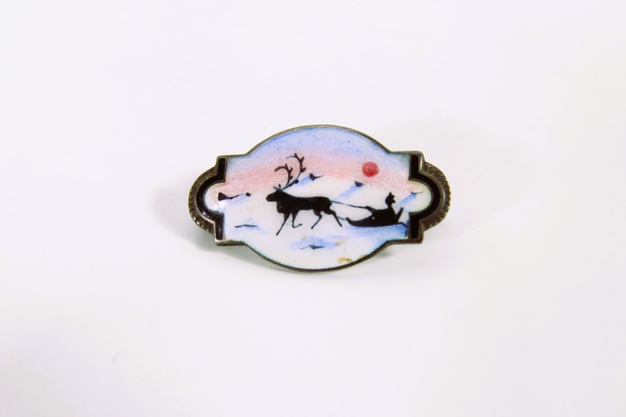Emaljebrosje i sølv 925S – reinsdyr og slede, polart motiv

