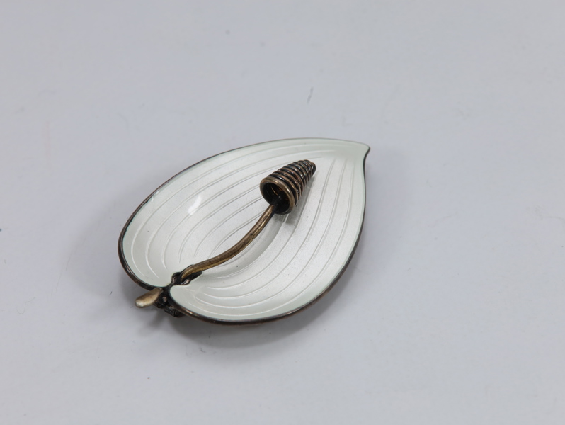 Norne brosje i sølv med hvit guilloché-emalje – stemplet 925S, Sterling Norway
