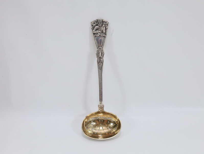 C.A. Schjølberg – Trondhjem: Forgylt sukkerskje i 830S sølv, ca. 1900
