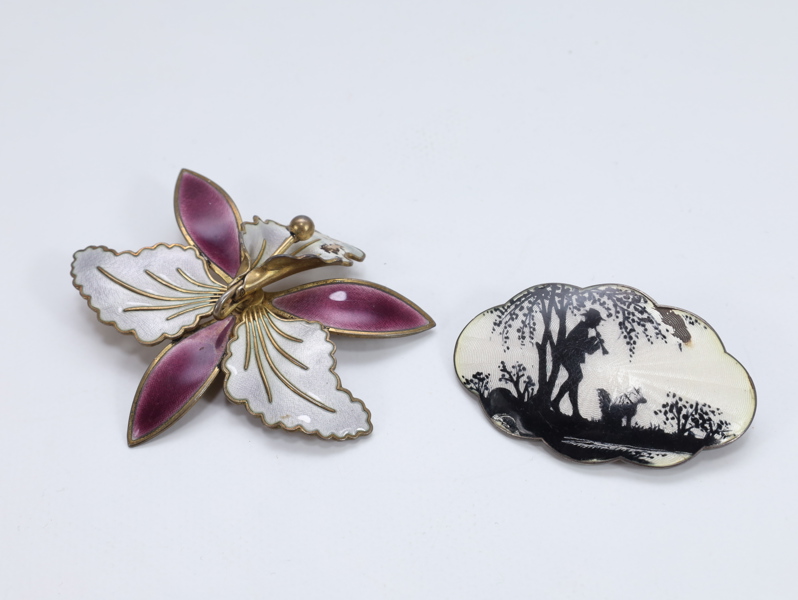To norske emaljebrosjer i sterling sølv – blomster og silhuettmotiv, ca. 1950-tallet
