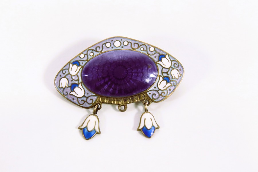 Norsk emaljebrosje i sølv 925S N.M – lilla guilloché og blomsterdekor
