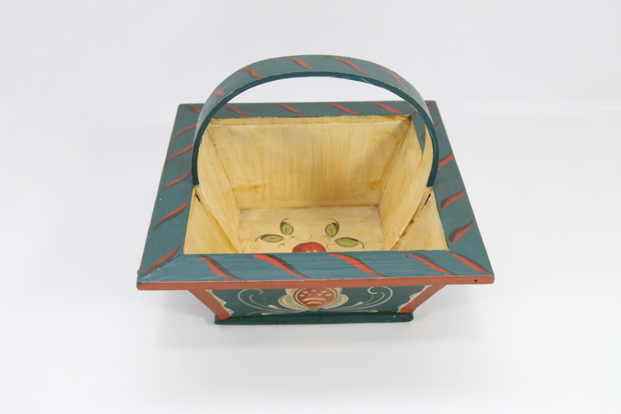 Sendingskurv i tre med rosemalt dekor
