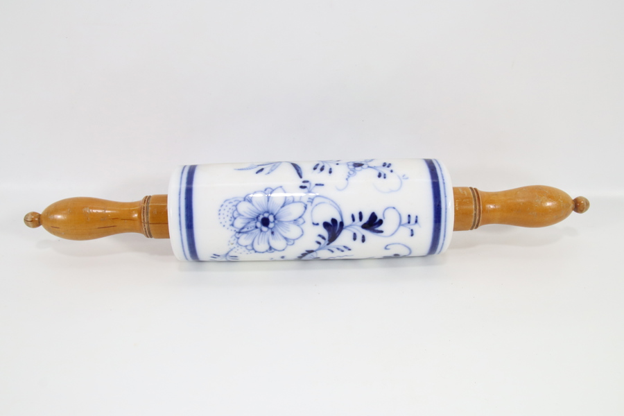 Dekorert porselenskjevle med treskaft – blå blomstermotiv
