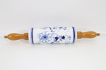 Dekorert porselenskjevle med treskaft – blå blomstermotiv
