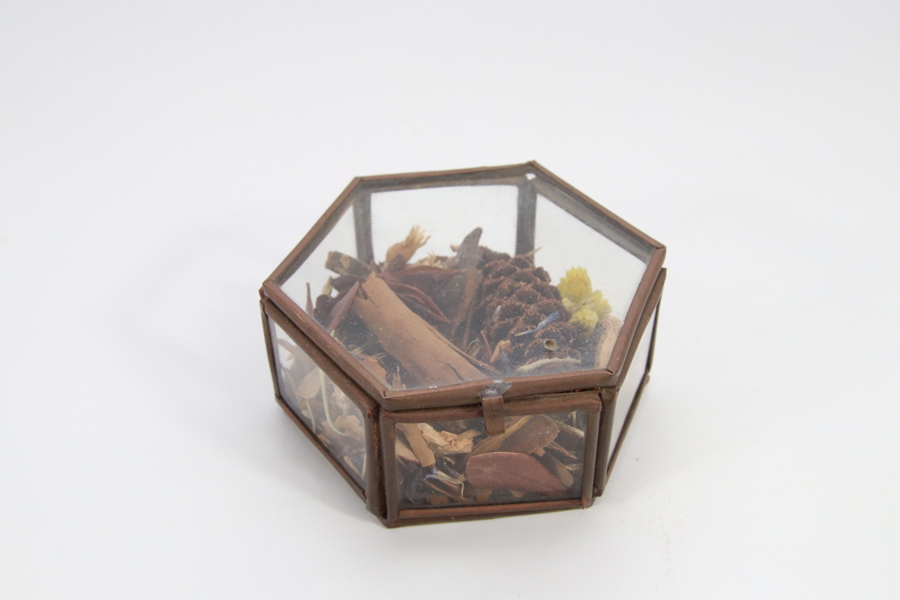 Franskinspirert sekskantet smykkeskrin i glass og metall
