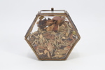 Franskinspirert sekskantet smykkeskrin i glass og metall
