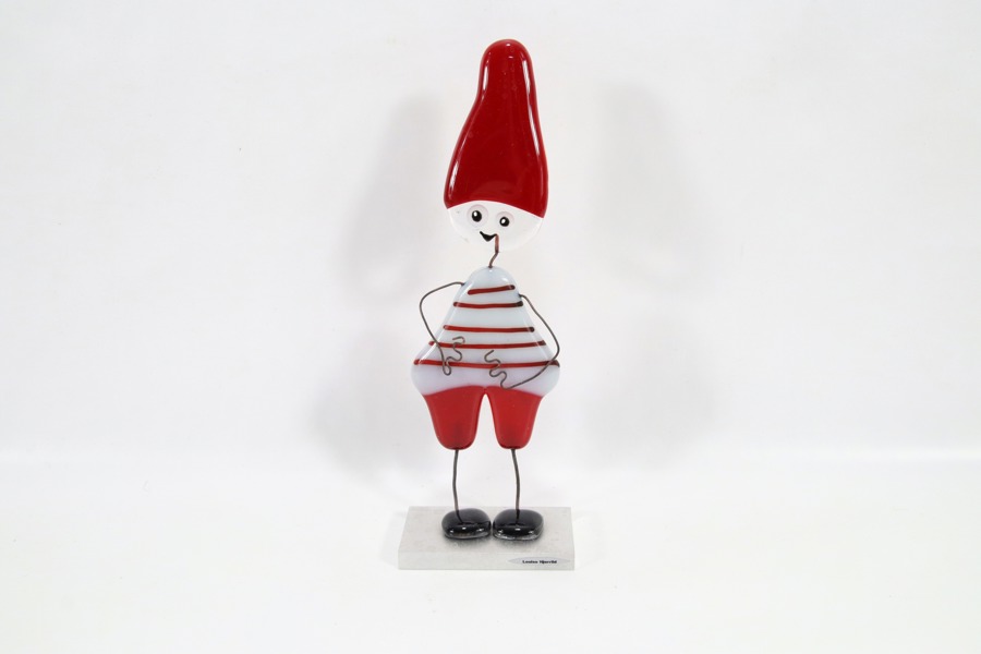 Louise Hjerrild – håndlaget glassfigur “Nisse” på metallfot
