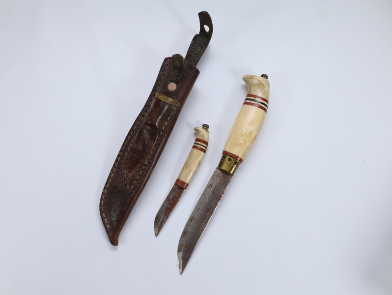 Knivsett med ben/skjeft og lærslipe (slire) — 2 kniver
