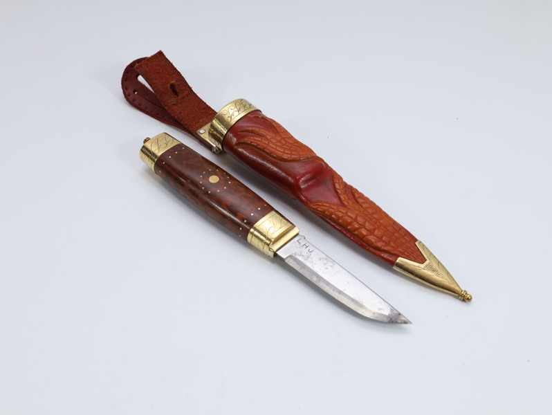 Kniv med slire — dekorativ kniv, blad stemplet “LHJ”
