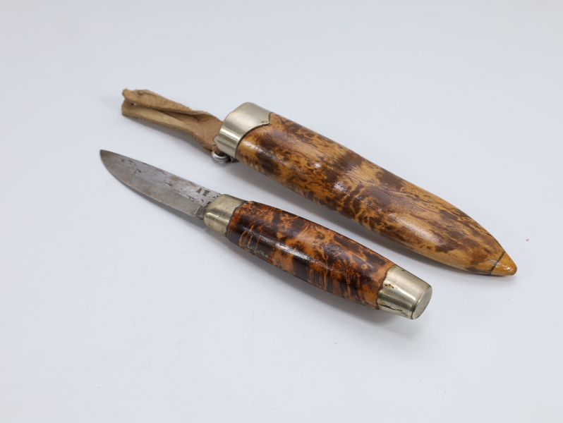 Dekorativ kniv med slire — blad stemplet “AE”
