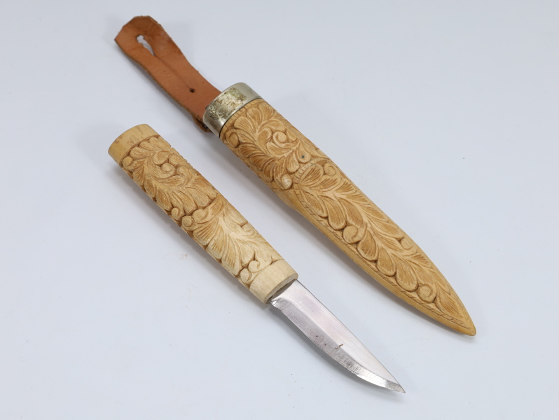 Kniv med treskjært slire og håndtak
