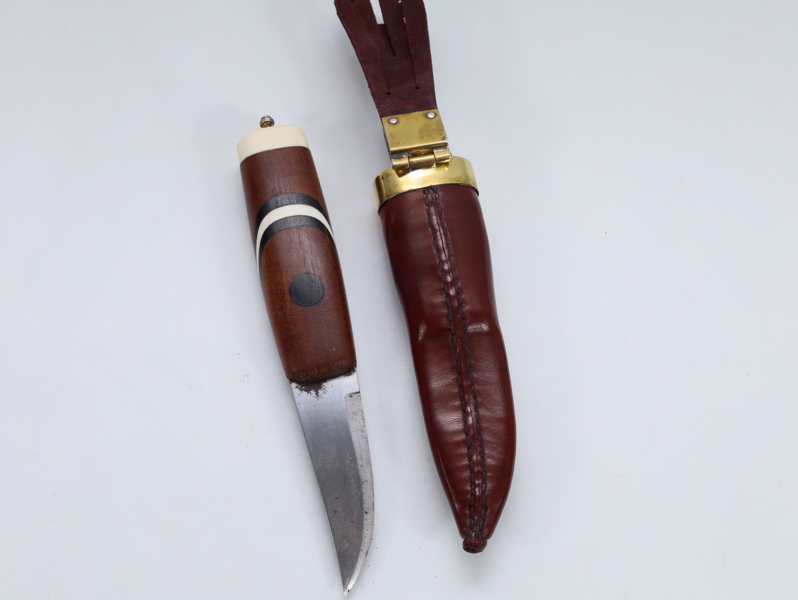 Dekorativ LHJ-kniv med hvaltann og lærslire – norsk håndarbeid
