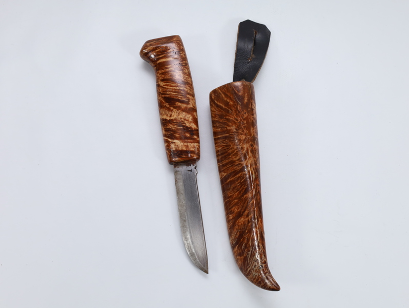Kniv med burl-treskaft og treslie – dekorativ norsk håndkniv
