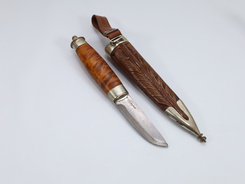 Kniv signert “O. Nyhus” med dekorativ trehåndtak og lærslire
