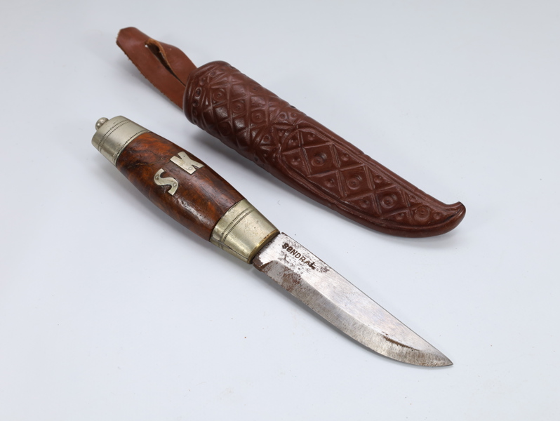 Kniv med Lærslire, trehåndtak og innlagte initialer “S K”
