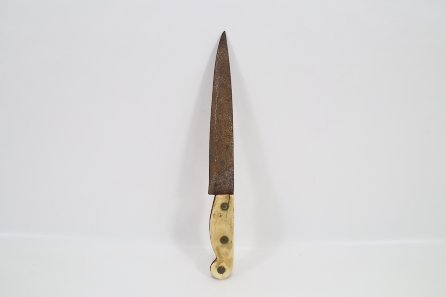 Eldre kniv med hvaltannskaft, ca. midten av 1900-tallet
