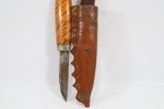Kniv med treskaft og lærslire med motiv, ca. midten av 1900-tallet
