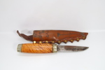 Kniv med treskaft og lærslire med motiv, ca. midten av 1900-tallet
