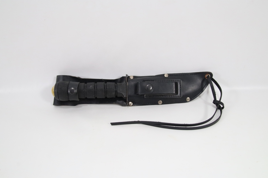 Rambo overlevelseskniv med tilbehør og lærslire, ca. 1980–1990-tallet
