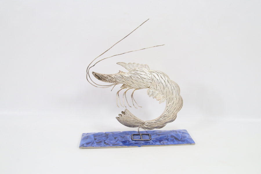 Dekorativ reke i metalltråd på blå sokkel, ca. midten av 1900-tallet
