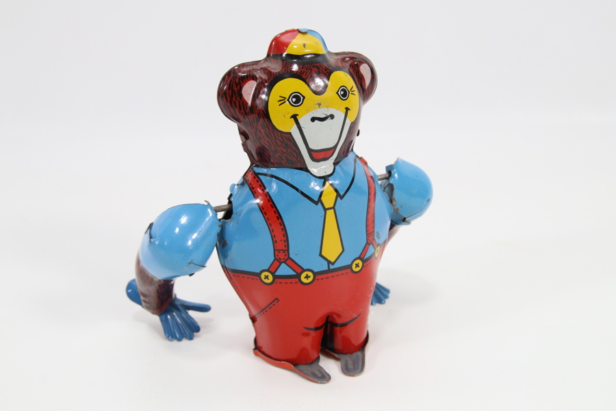 Fransk blikkleke – ape med fargerike klær, ca. 1950-tallet
