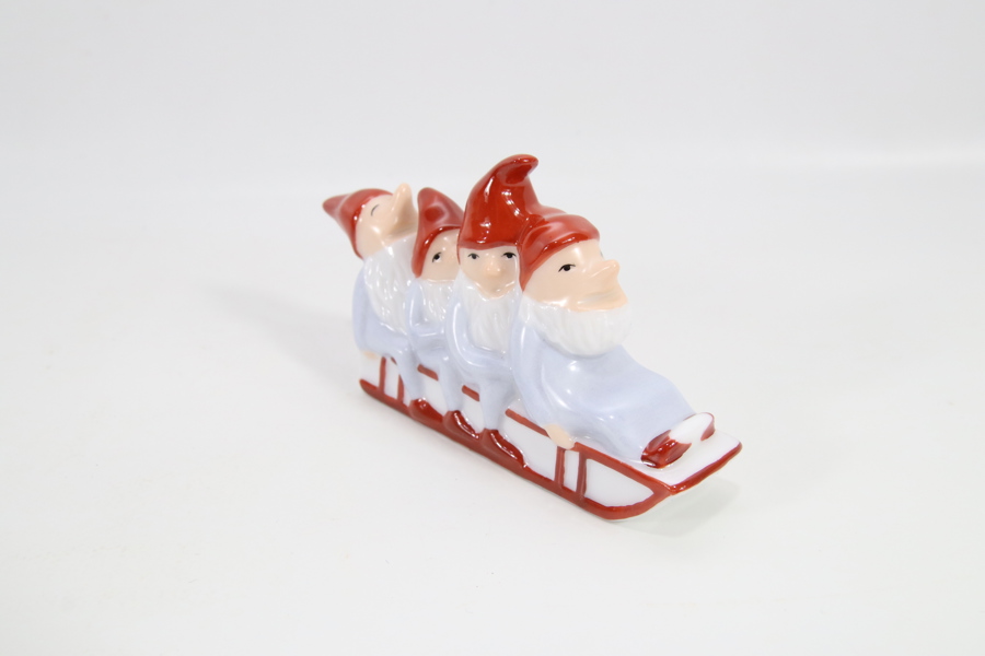 Porsgrund porselensfigur – “Nisser på kjelke”, original eske
