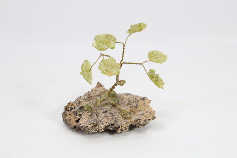 Dekortre med grønne steiner på lavastein – håndlaget
