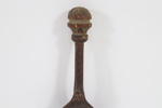 Utskåret norsk treskje med dekorert skaft – 1800-tallet