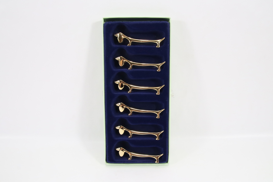 Sett med 6 bestikkholdere – dachshund design i metall.
