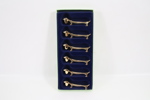 Sett med 6 bestikkholdere – dachshund design i metall.