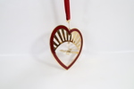 Royal Copenhagen “Royal Christmas” hjerte med fugl – juleornament i gull og rød emalje